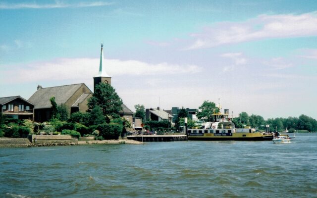 Riviergezicht op kerk en pont_000017 (foto)